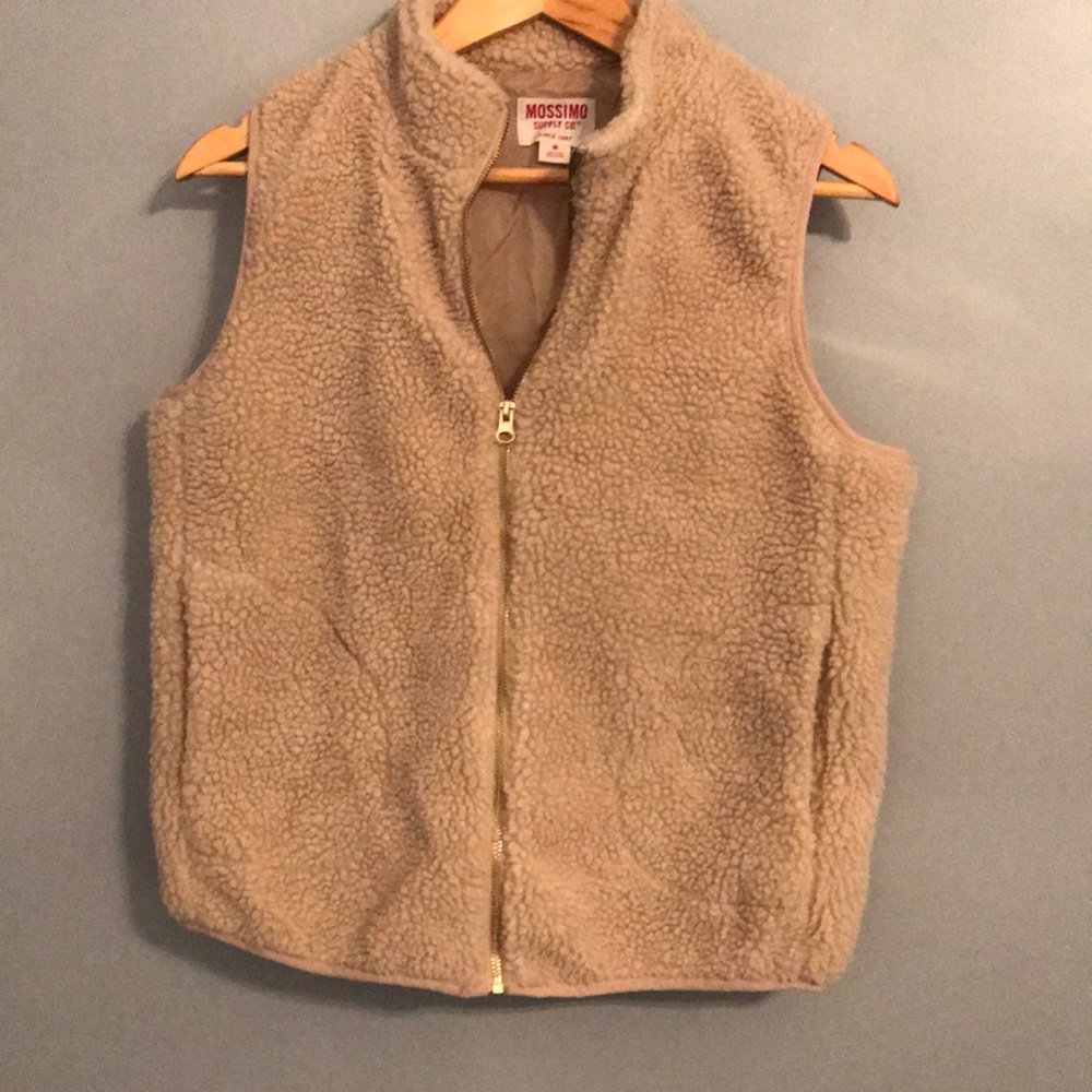 Synthetic sheep vest with gold zipper